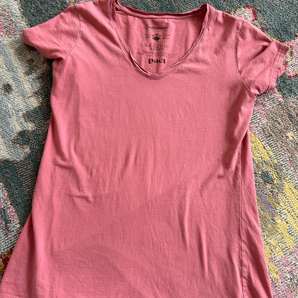 Pact Women's Salmon colored V-Neck Short Sleeve Tee- size small - Picture 2 of 4